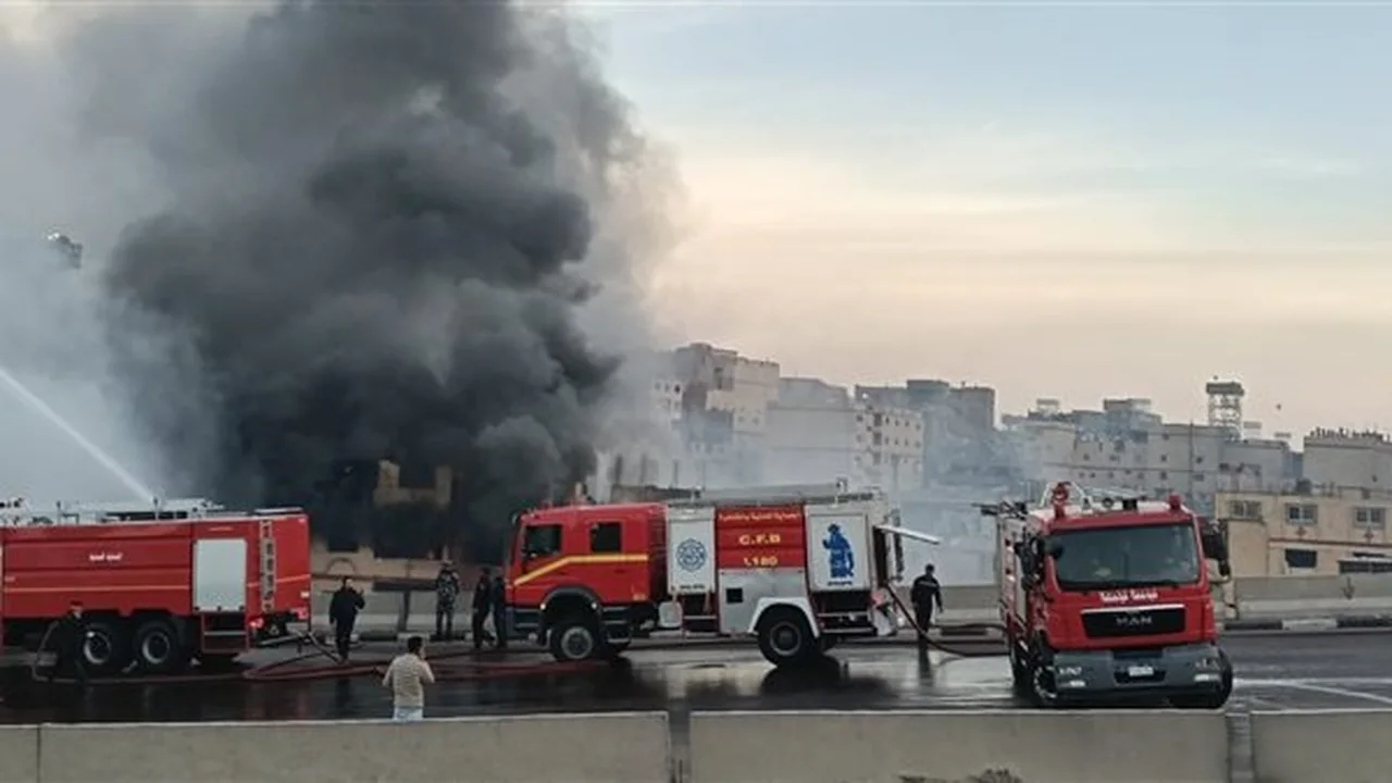 10 سيارات إطفاء.. جهود مكثفة لمحاصرة حريق ضخم في منشأة ناصر بالقاهرة